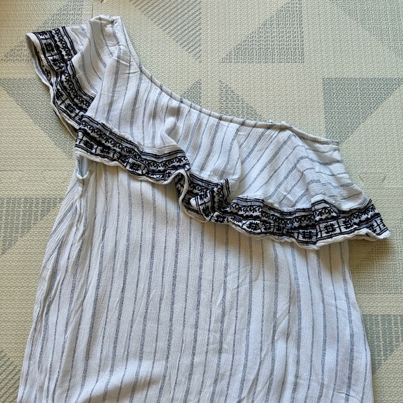 Abercrombie & Fitch - Embroidered One-Shoulder Ruffle Top - Picture 7 of 9